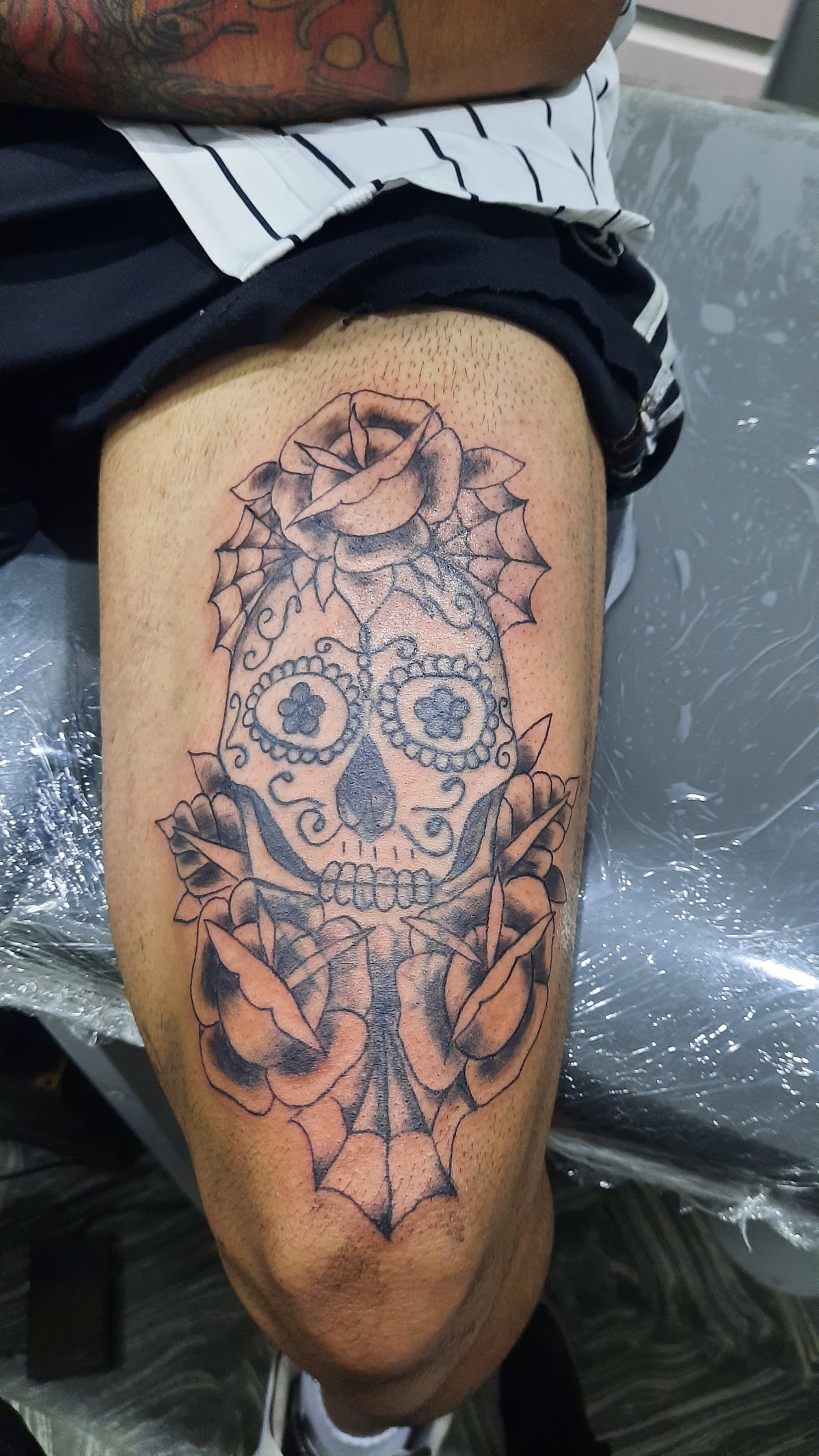 Tatuaje de calavera con rosas realizado en Lol tattoo