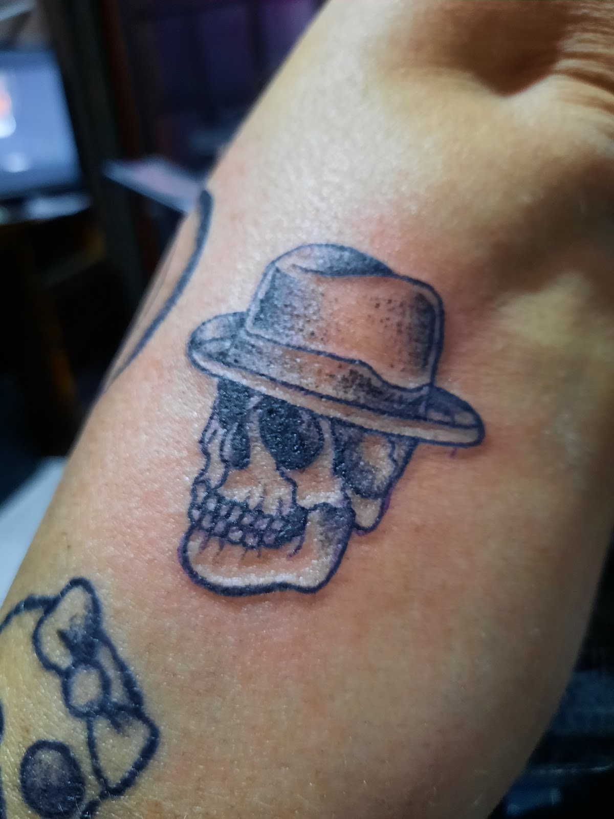 Tatuaje de calavera con sombrero realizado en Lol tattoo